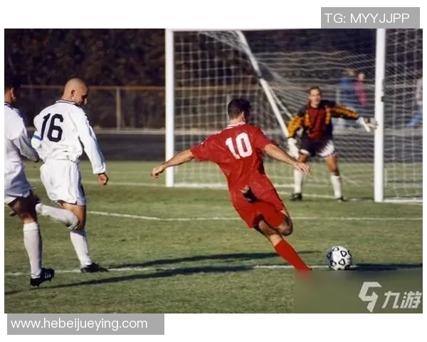 《足球场上的感人瞬间，明星球员们的坚持与无畏，谱写动人篇章》