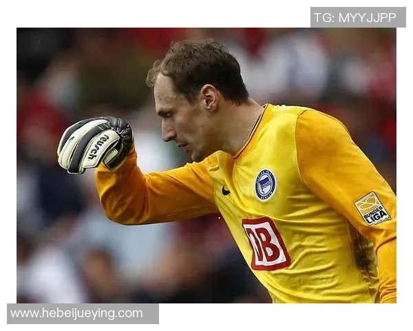 棕色长发足球球星展现赛场魅力领衔豪门之战燃情绿茵 棕色长发足球球星展现赛场魅力领衔豪门之战燃情绿茵